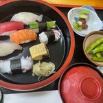 傳七寿司 - 料理写真:にぎり寿司盛り合わせ［梅］