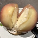 MYSTAR BASE - 桃を真ん中でカットすると、カスタードクリームぎっしり