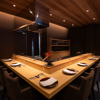 편안하게 식사를 즐길 수 있는, 나무 결과 검은색을 기본으로 한 세련된 인테리어