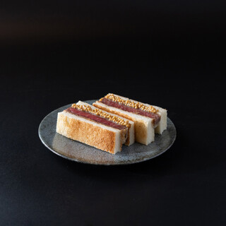 다양한 고기 요리를 준비한 히레카츠 샌드와 숯불 구이 소고기 혀 등