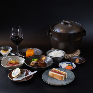 고급 쌀로 만든 돌솥밥 등 저희 가게에서만 맛볼 수 있는 보석 같은 일품 요리를 제공합니다.