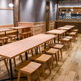 「さんま」と書かれた暖簾が目印◎開放的な店内は幅広いシーンに