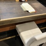 蕎麦 やすたけ - カウンター席３・テーブル席18卓・　　　　　　　　２〜６人の個室１　総席数50席　　　　　　　　　　お茶と紙おしぼり出してくれます