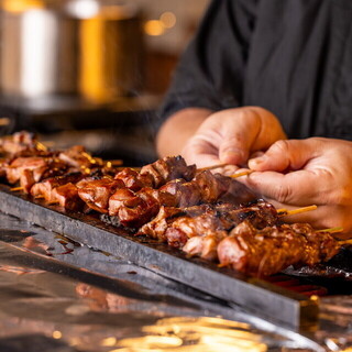 職人が備長炭で丁寧に焼き上げる地鶏炭火焼き鳥