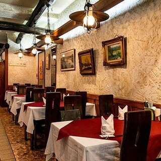 【テーブル席：2～4名様×4卓】開放的な空間が広がる！ご家族やご友人とのお食事に