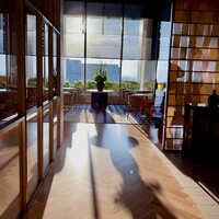 Viridis - 朝日が差し込むレストランエントランス