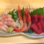 きっちん・うさぎ - お刺しみ三点盛り「カンパチ・甘えび・マグロ」