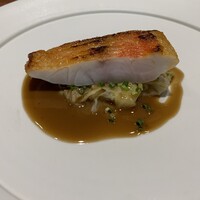 馳走西健一 - 船上で神経〆にした金目鯛のポワレ キャベツのプレゼ 酸味のきいたシェリービネガーのソース