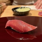 鮨 あお - 鮪赤身 約160kg まぐろ藤田より
      鮪の酸味が切れ、旨みがこの時期の個体としては良いのではないでしょうか！？
      シャリの酸味と赤身との相性が実に良いです♪