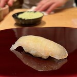鮨 あお - 真子鰈
      コリコリとした弾力のある食感が良いですね！
      旨みをしっかり感じます♪
      酸味が効いた岡崎さんのシャリが好きです！