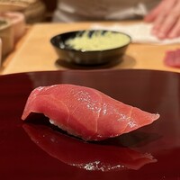 鮨 あお - 鮪赤身 約160kg まぐろ藤田より
                      鮪の酸味が切れ、旨みがこの時期の個体としては良いのではないでしょうか！？
                      シャリの酸味と赤身との相性が実に良いです♪