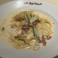  ラ･ベットラ･ダ･オチアイ イケブクロ - 生ハムとアスパラのクリームパスタ