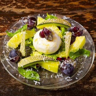 季節の果実をふんだんに使ったブッラータチーズも大人気‼