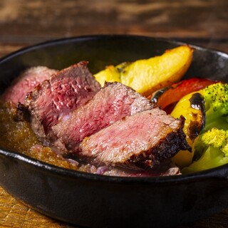 上質な柔らかさと旨味溢れる黒毛和牛を熱々に香ばしく仕上げる