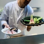 てんぷら てらおか - 食材の御披露目：1回目　　　　　　　　　　　　　　　　　　　　右：苦瓜、ズッキーニ、南瓜の幼果、四葉（すいよう）胡瓜、生姜　　左：黒鮑、真魚鰹（マナガツオ）、鱚