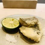 てんぷら てらおか - ③ 真魚鰹（マナガツオ）、酢橘+鹿児島坊津（ボウノツ）の釜炊き塩添え