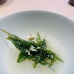 てんぷら てらおか - ⑩ 蓼（タデ）科の葉（揚げ）、千葉産蓮根の擦り流し、揚げ実山椒のせ