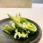 てんぷら てらおか - 【先付】
                                ② 青森産南瓜の幼果（揚げ）、ミズ（山菜）のお浸し添え