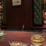 バー セブン シーズンズ - グラスと一緒にそっと添えられる、控えめな存在感のミックスナッツ。