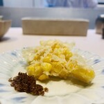 てんぷら てらおか - ⑯ ゴールドラッシュ、濃口醤油を含ませた釜炊き塩添え