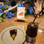 .cafe - ピスタチオとチェリーのタルト　アイスコーヒー