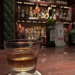 バー セブン シーズンズ - 深い琥珀色に、照明がゆっくり溶ける。静かに心がほぐれていく一杯。