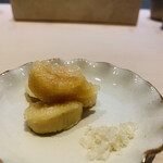 てんぷら てらおか - ⑫ 千葉九十九里産蛤（揚げ）の出汁ジュレ和え？、醤油を含ませた釜炊き塩添え