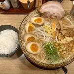 吟醸味噌らーめん まごころ亭 - 特製吟醸味噌ラーメン味玉トッピングにライス並