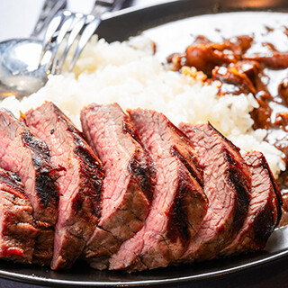 ランチタイムは多彩なステーキやカスタム自由のカレーを楽しんで