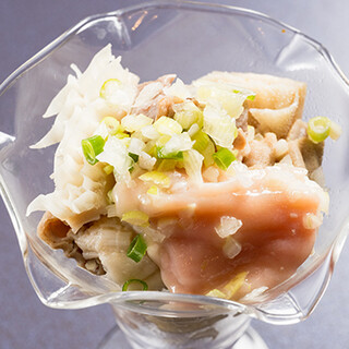 パフェグラスにホルモンがぎっしり！名物ホルモンパフェは必食◎