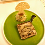 銀座 シェ・トモ - オードブル　フランス産　秋の天然茸のテリーヌ　パセリのソース　茸のムース添え