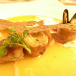 銀座 シェ・トモ - ポアソン　真鯛のソテーとモンサンミッシェル産ムール貝　マッシュポテトのクレープ包み　サフラン風味のソース