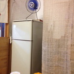 来来 - 14年9月。小上がりの冷蔵庫と扇風機。