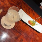 フォーシーズンズ - グラスの輪郭すら淡く浮かぶ、深夜の静けさ