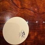 フォーシーズンズ - 「BAR FOUR SEASONS」のロゴ入りコースター。上品なシンプルさが印象的
      