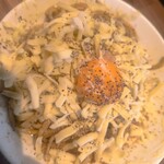 らーめん菊 - 野菜を食べた後チーズと玉子とブラペでカルボナーラだ！