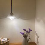 Beans Pot - 小さめで可愛いペンダントライトとピッチャーに入れたドライフラワー