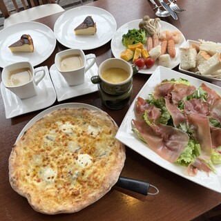 選べるパスタや季節の前菜をコースで満喫。食後のケーキもご用意