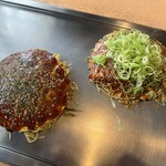 鉄板焼とお好み焼 みしまや - 肉玉そばとネギトッピング