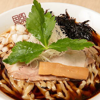 「進化」を追い求めた醤油・塩ラーメン。極上の麺とスープを堪能