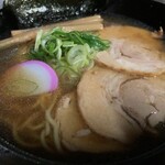 たっつんらーめん - トッピングは、チャーシュー、シナチク、かまぼこ、刻みネギ、海苔とシンプル。