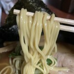 たっつんらーめん - 麺は中太のストレートで、ツルっとした食感とほどよいコシがあり、スープとの相性も良いですね。