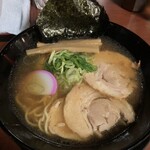 たっつんらーめん - 焼豚らーめん。スープは昔ながらの醤油ベースで、優しい味わいです。