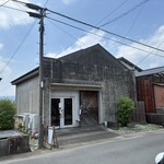 麺屋 こばやし - 渋いっすね〜！好きな雰囲気。
      後ろでは『バサロ行こぉ〜！』と声でかパイセンがバサロに聞こえる声で遠吠えしておりました。
      ちなみにバサロは道の駅です。