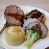 ベルテンポ - ラム、絶品の牛肉パイ包み焼き、豚ロースト