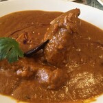 インド料理 パリワル - クドくないまったりグレービーが絡んだ骨付きチキンも旨い!
