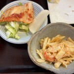 とんかつ しお田 - 32℃豚ロースカツ御膳についていた小鉢と漬け物