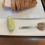 とんかつ しお田 - 32℃豚ロースカツによく合う、とお勧めされたライムと自家製燻製塩