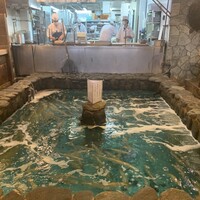 河太郎 中洲本店 - 生簀を泳ぐイカたち。目の前で捌く様子が見れます