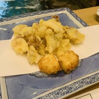 河太郎 中洲本店 - イカの天ぷら。手前はすり身の天ぷら